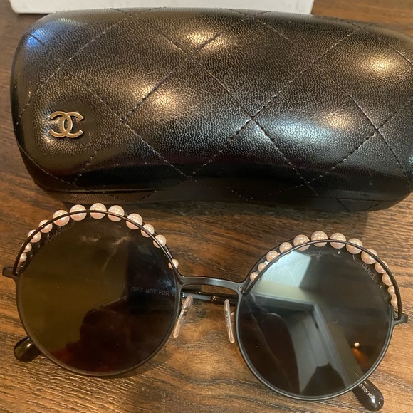 CHANEL Accessories - CHANEL pearl round sunglasses black